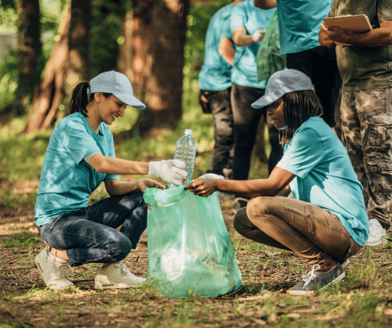 women-volunteers-working-outside