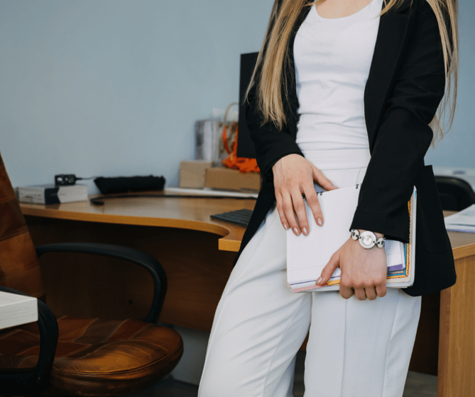 woman-leaning-on-desk